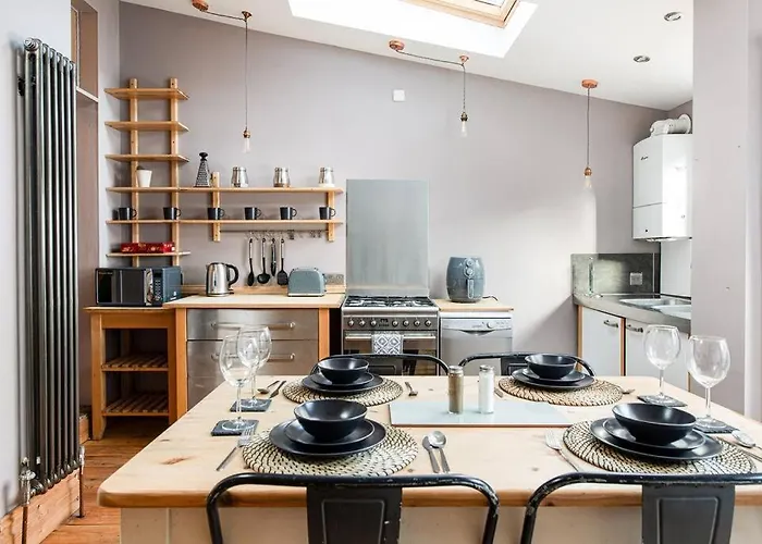 Aj's - Free Wifi - Free Parking - Garden - Sleeps Up To 7 - 4 Beds Feriehus *