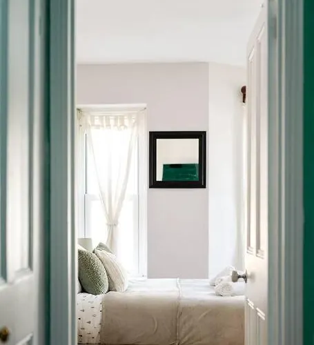 Aj's - Free Wifi - Free Parking - Garden - Sleeps Up To 7 - 4 Beds * Bristol