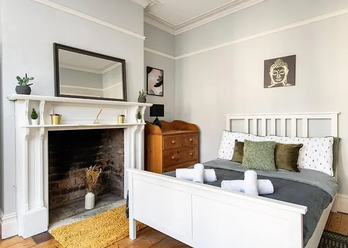 Aj's - Free Wifi - Free Parking - Garden - Sleeps Up To 7 - 4 Beds Feriehus Bristol