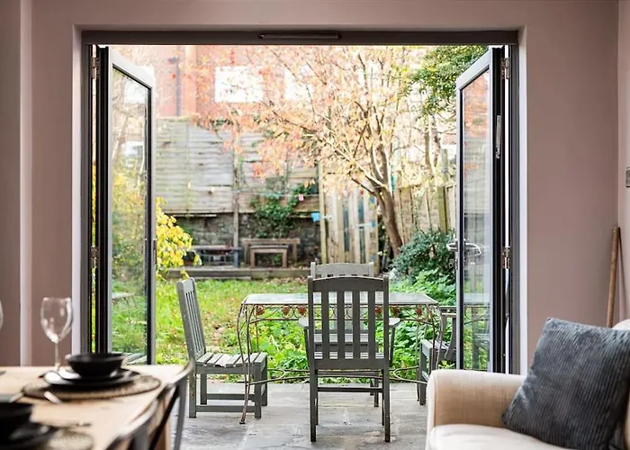 Aj's - Free Wifi - Free Parking - Garden - Sleeps Up To 7 - 4 Beds Feriehus Bristol