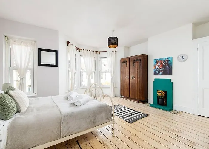 Aj's - Free Wifi - Free Parking - Garden - Sleeps Up To 7 - 4 Beds Feriehus *