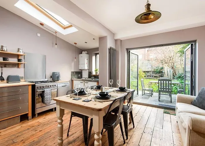 Aj's - Free Wifi - Free Parking - Garden - Sleeps Up To 7 - 4 Beds *