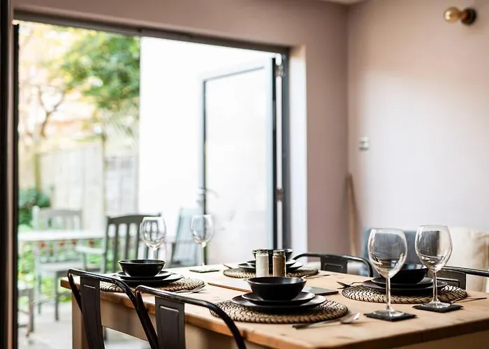 Feriehus Aj's - Free Wifi - Free Parking - Garden - Sleeps Up To 7 - 4 Beds Bristol