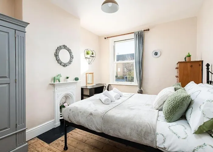 Aj's - Free Wifi - Free Parking - Garden - Sleeps Up To 7 - 4 Beds * Bristol