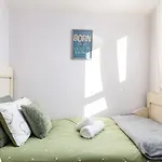 Aj's - Free Wifi - Free Parking - Garden - Sleeps Up To 7 - 4 Beds Holiday home *