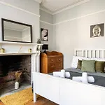 Aj's - Free Wifi - Free Parking - Garden - Sleeps Up To 7 - 4 Beds Holiday home Bristol