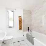 Aj's - Free Wifi - Free Parking - Garden - Sleeps Up To 7 - 4 Beds * Bristol