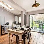Aj's - Free Wifi - Free Parking - Garden - Sleeps Up To 7 - 4 Beds *