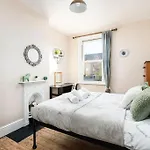 Aj's - Free Wifi - Free Parking - Garden - Sleeps Up To 7 - 4 Beds * Bristol