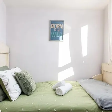 Aj's - Free Wifi - Free Parking - Garden - Sleeps Up To 7 - 4 Beds 度假居 *