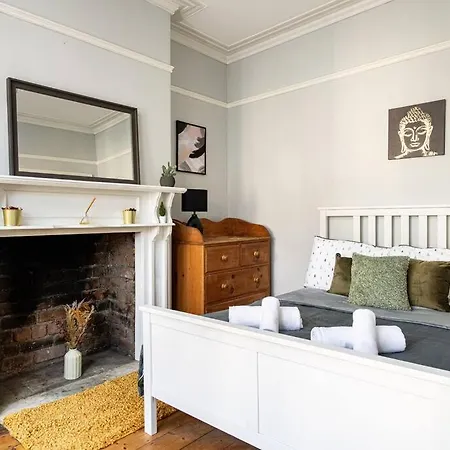 Aj's - Free Wifi - Free Parking - Garden - Sleeps Up To 7 - 4 Beds Tatil Evi Bristol