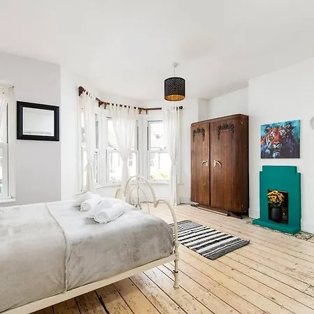 Aj's - Free Wifi - Free Parking - Garden - Sleeps Up To 7 - 4 Beds 度假居 *