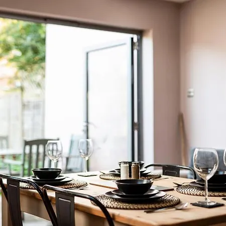 度假居 Aj's - Free Wifi - Free Parking - Garden - Sleeps Up To 7 - 4 Beds 布里斯托