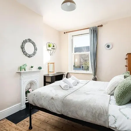 Aj's - Free Wifi - Free Parking - Garden - Sleeps Up To 7 - 4 Beds * 布里斯托