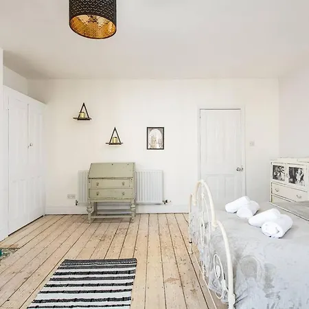 Aj's - Free Wifi - Free Parking - Garden - Sleeps Up To 7 - 4 Beds 布里斯托