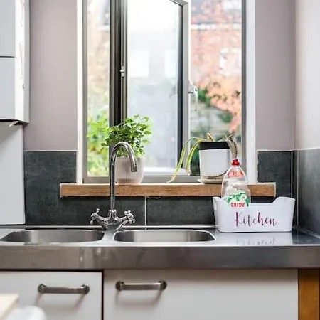 Aj's - Free Wifi - Free Parking - Garden - Sleeps Up To 7 - 4 Beds 度假居 *