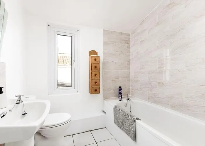 Aj's - Free Wifi - Free Parking - Garden - Sleeps Up To 7 - 4 Beds * Бристоль