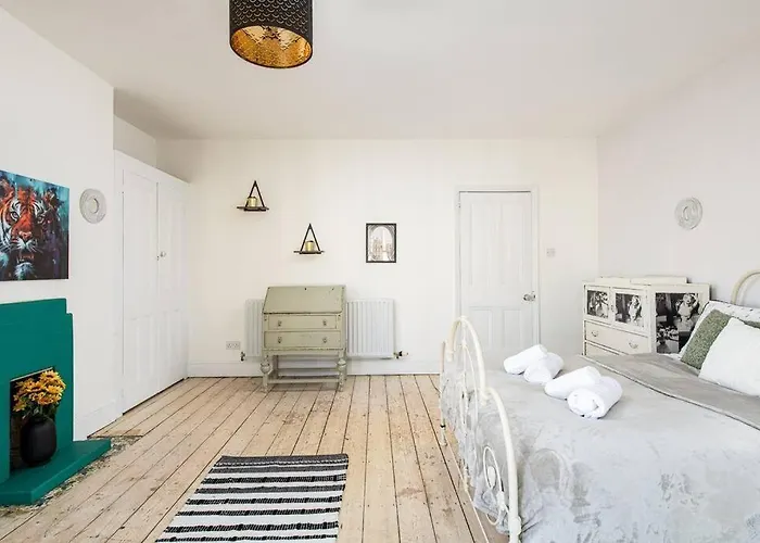 Aj's - Free Wifi - Free Parking - Garden - Sleeps Up To 7 - 4 Beds Бристоль