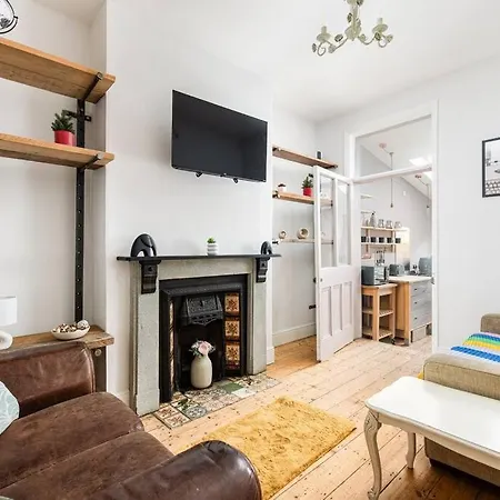 Holiday home Aj's - Free Wifi - Free Parking - Garden - Sleeps Up To 7 - 4 Beds *