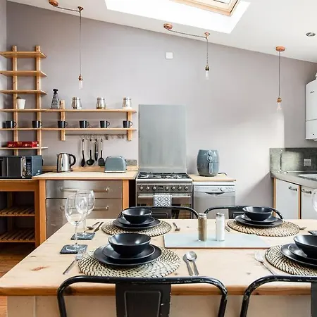 Aj's - Free Wifi - Free Parking - Garden - Sleeps Up To 7 - 4 Beds Holiday home *