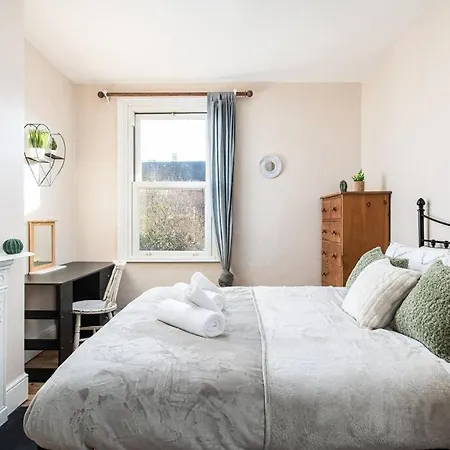 Aj's - Free Wifi - Free Parking - Garden - Sleeps Up To 7 - 4 Beds