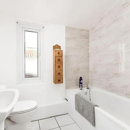 Aj's - Free Wifi - Free Parking - Garden - Sleeps Up To 7 - 4 Beds * Bristol