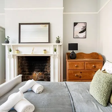 Aj's - Free Wifi - Free Parking - Garden - Sleeps Up To 7 - 4 Beds *