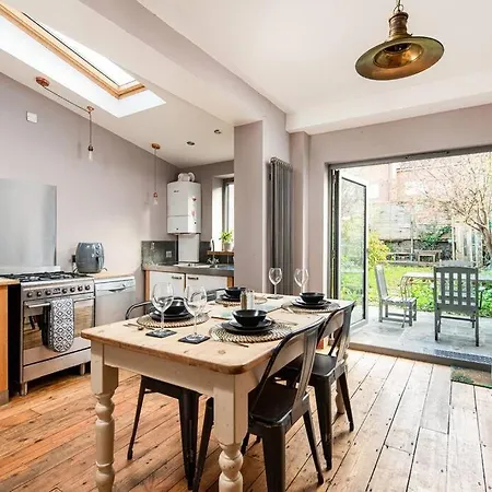 Aj's - Free Wifi - Free Parking - Garden - Sleeps Up To 7 - 4 Beds *