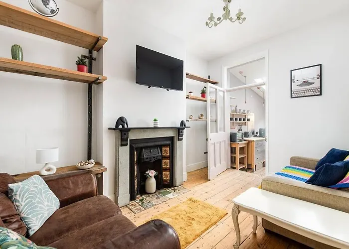 بيت للعطل Aj's - Free Wifi - Free Parking - Garden - Sleeps Up To 7 - 4 Beds *