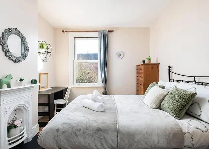 Aj's - Free Wifi - Free Parking - Garden - Sleeps Up To 7 - 4 Beds