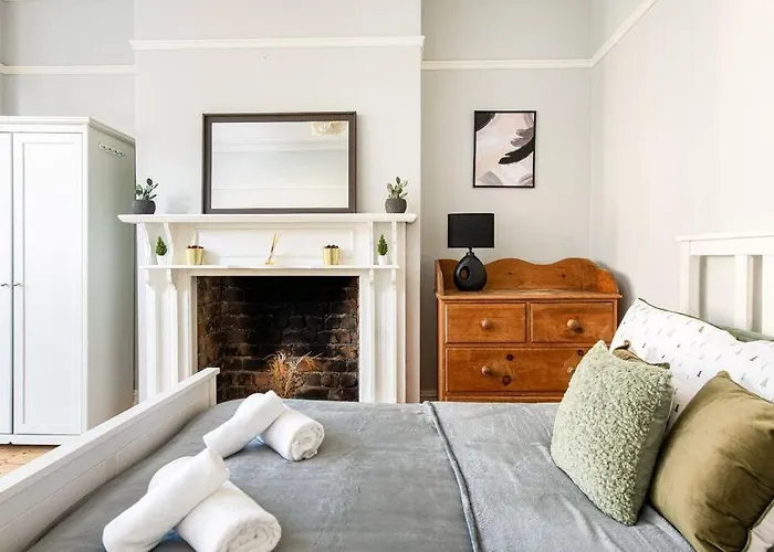 Aj's - Free Wifi - Free Parking - Garden - Sleeps Up To 7 - 4 Beds *